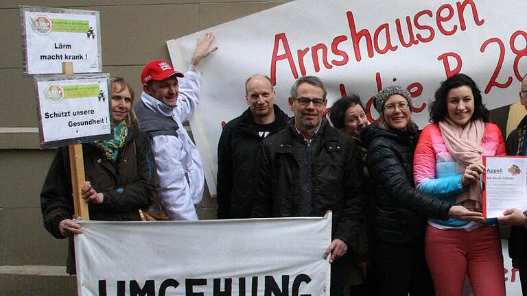 Neben den Transparenten entlang der alten B 286 tragen die Arnshäuser, Reiterswiesener und Eltingshäuser ihren Protest auch in die Welt hinaus, wie hier auf diesem Archivbild vom März vor dem CSU-Büro in der Bad Kissinger Innenstadt. Foto: Ralf Ruppert       -  Neben den Transparenten entlang der alten B 286 tragen die Arnshäuser, Reiterswiesener und Eltingshäuser ihren Protest auch in die Welt hinaus, wie hier auf diesem Archivbild vom März vor dem CSU-Büro in der Bad Kissinger Innenstadt. Foto: Ralf Ruppert