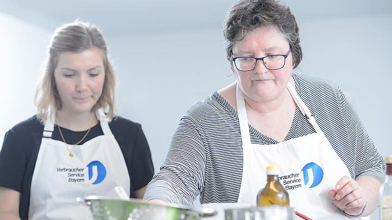 Hauswirtschaftsmeisterin Iris Graus und die angehende Diätassistentin Corinna Tischler kochen in den Räumen des Verbraucherservice Bayern in Würzburg ein vegetarisches Weihnachtsmenü.