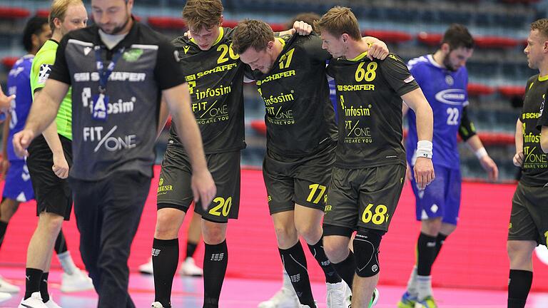 Die Schreckszene für die Rimparer Wölfe in Gummersbach: In der elften Spielminute in der Schwalbe Arena verletzte sich Kapitän Patrick Schmidt nach einem Foul am Fuß. Er verließ gestützt von Lukas Siegler (links) und Julian Sauer (rechts) das Feld. Die Schreckszene für die Rimparer Wölfe in Gummersbach: In der elften Spielminute in der Schwalbe Arena verletzte sich Kapitän Patrick Schmidt nach einem Foul am Fuß. Er verließ gestützt von Lukas Siegler (links) und Julian Sauer (rechts) das Feld. 