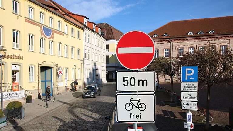 Das Schild 'Radfahrer frei' an der Einfahrt der Kissinger Straße hat die Stadt nach Unfällen im Sommer abmontiert. Wo weitere Veränderungen notwendig sind, sollen Experten klären.       -  Das Schild 'Radfahrer frei' an der Einfahrt der Kissinger Straße hat die Stadt nach Unfällen im Sommer abmontiert. Wo weitere Veränderungen notwendig sind, sollen Experten klären.