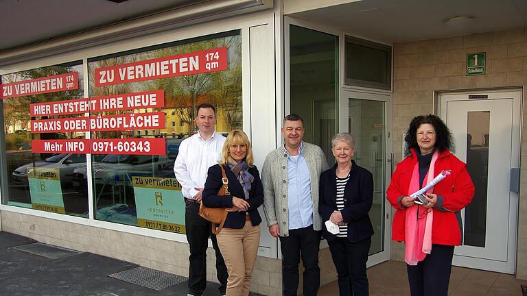 Christian Benker vom BRK, Maria Hörtreiter, Oliver Noll, Ursula Braun und Margit Schmaus freuen sich über diese Win-Win-Situation. Foto: Klaus Werner       -  Christian Benker vom BRK, Maria Hörtreiter, Oliver Noll, Ursula Braun und Margit Schmaus freuen sich über diese Win-Win-Situation. Foto: Klaus Werner