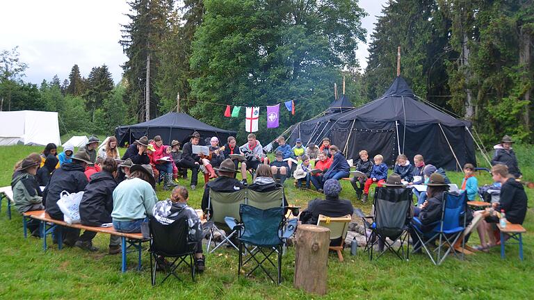 Abendrunde am Lagerfeuer.