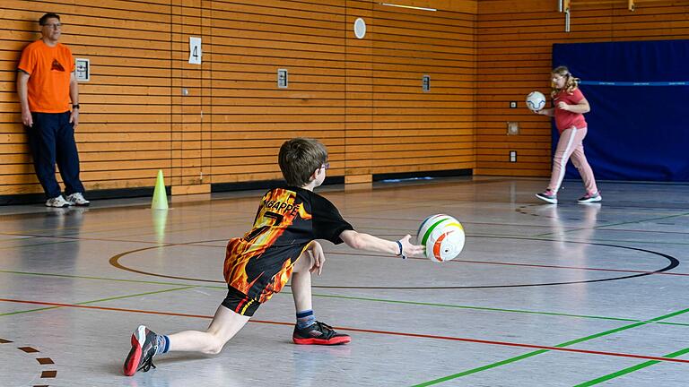 Angebot für Kinder mit Seheinschränkung: In der Würzburger Graf-zu-Bentheim-Schule des Blindeninstituts spielen Grundschüler Goalball mit vereinfachten Regeln.