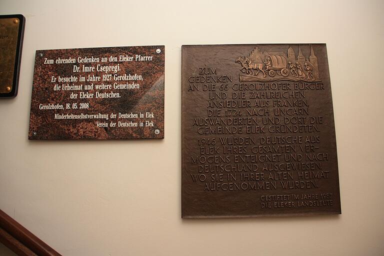 Im Treppenaufgang des Alten Rathauses in Gerolzhofen hängt seit dem Jahr 1988 eine Tafel aus Bronze, die an die Auswanderung von 66 Gerolzhöfer Bürgern nach Ungarn im Jahr 1724 erinnert. Zugleich erinnert die Tafel an die Vertreibung der Deutschen in Ungarn nach Ende des Zweiten Weltkriegs.