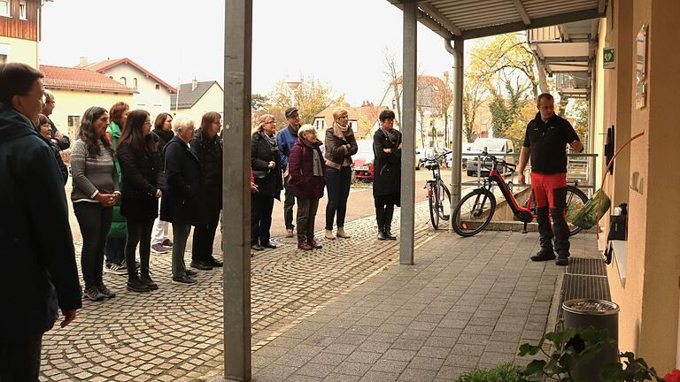 Zur Einweisung waren Mitarbeitende von der Verwaltungsstelle, der Tagespflege, dem Betreuten Wohnen und der Firma Kulig sowie Ehrenamtliche, die die Gemeinderäume im Haus der Kirche nutzen, gekommen.