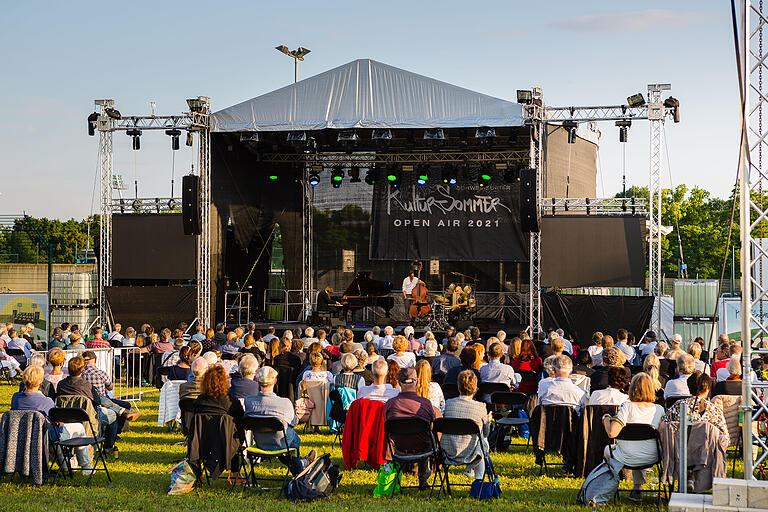 Die rund 300 Besucher am Kessler Field genossen den ersten Abend des Kultursommers Schweinfurt.