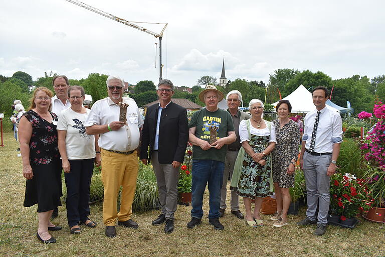 Freuen sich über die Verleihung der Ehrenstele (von links):&nbsp; Christina Keicher, Michael Geck, Christine Unsleber, Alfred Wirth, Frank Bauer, Alexander Krug, Martin Netter, Sorya Lippert, Christine Bender und Landrat Florian Töpper.