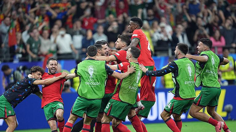 Portugals Sieg       -  Die Portugiesen jubeln nach dem letzten verwandelten Elfmeter.