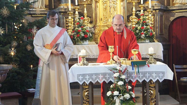 Pfarrer Bayer und Diakon Nowak im Festgottesdienst. Pfarrer Bayer und Diakon Nowak im Festgottesdienst.