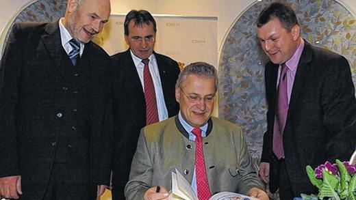 Eintrag ins Goldene Buch der Gemeinde: (von links) Eberhard Nuß, Paul Lehrieder, Joachim Herrmann und Kürnachs Bürgermeister Thomas Eberth.