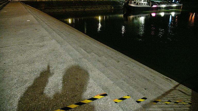 Hafen-Razzia in Würzburg: Neues von der Polizei - Seit den Großkontrollen der Polizei ist die Hafentreppe abends leer. Im Bild ist deshalb nur der Schatten unseres Fotografen zu sehen. Hafen-Razzia in Würzburg: Neues von der Polizei - Seit den Großkontrollen der Polizei ist die Hafentreppe abends leer. Im Bild ist deshalb nur der Schatten unseres Fotografen zu sehen.