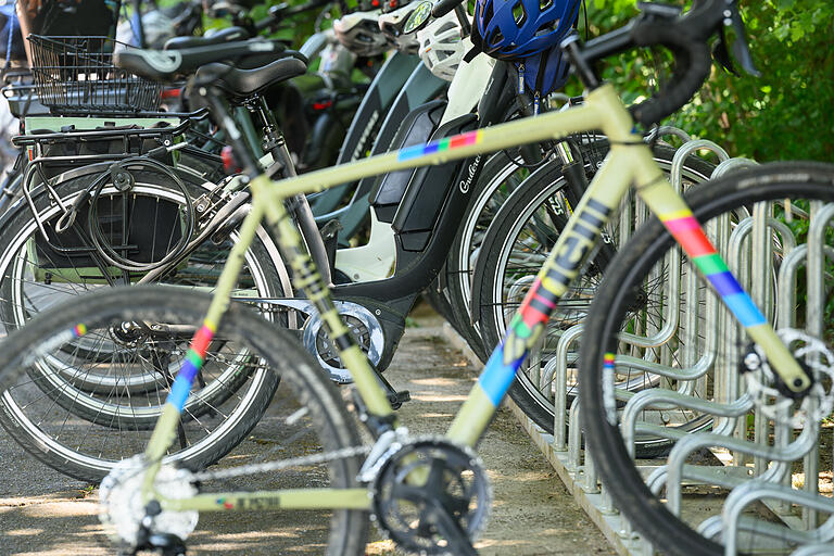 Unter der Woche ist man fast allein unterwegs im Grabfeld. Nur ein paar ältere Radfahrerinnen und Radfahrer pausieren mit ihren E-Bikes am Badesee. Unter der Woche ist man fast allein unterwegs im Grabfeld. Nur ein paar ältere Radfahrerinnen und Radfahrer pausieren mit ihren E-Bikes am Badesee.
