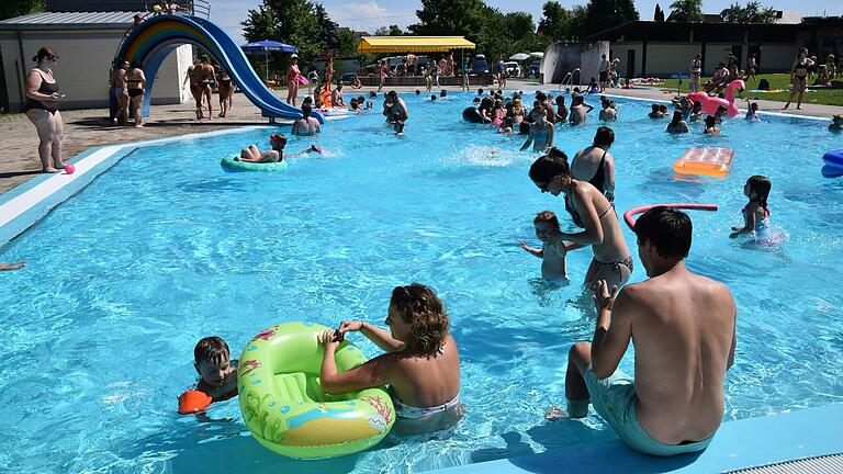 Vor allem Familien mit Kindern lieben das kleine Freibad in Schraudenbach. Vor allem Familien mit Kindern lieben das kleine Freibad in Schraudenbach.