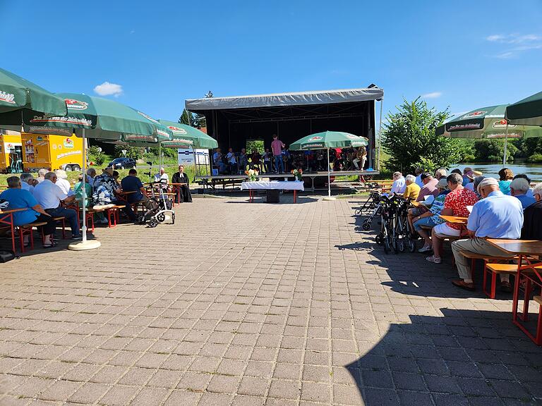 Gottesdienstbesucher bei der Andacht an der Mainfähre Obereisenheim. Gottesdienstbesucher bei der Andacht an der Mainfähre Obereisenheim.