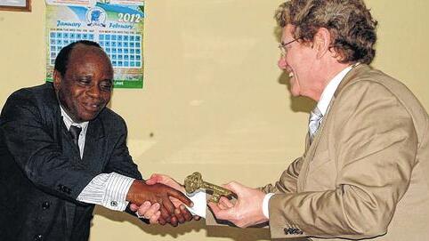 Schlüsselübergabe: Mwanzas Oberbürgermeister Josephat Manyerere übergab seinem Würzburger Amtskollegen Georg Rosenthal zur Begrüßung symbolisch einen Schlüssel für die tansanische Partnerstadt. Schlüsselübergabe: Mwanzas Oberbürgermeister Josephat Manyerere übergab seinem Würzburger Amtskollegen Georg Rosenthal zur Begrüßung symbolisch einen Schlüssel für die tansanische Partnerstadt.