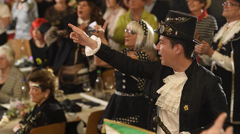 Würzburgs Oberbürgermeister Christian Schuchardt hatte Spaß bei der Prunksitzung in Oberdürrbach. Würzburgs Oberbürgermeister Christian Schuchardt hatte Spaß bei der Prunksitzung in Oberdürrbach.