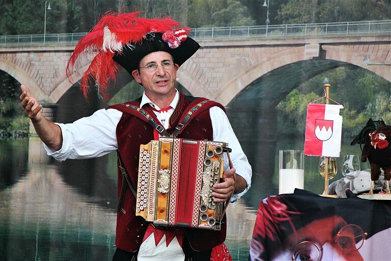 Ein „schöner Mensch“ auf der Bühne: Oti Schmelzer in Marktheidenfeld. Ein „schöner Mensch“ auf der Bühne: Oti Schmelzer in Marktheidenfeld.