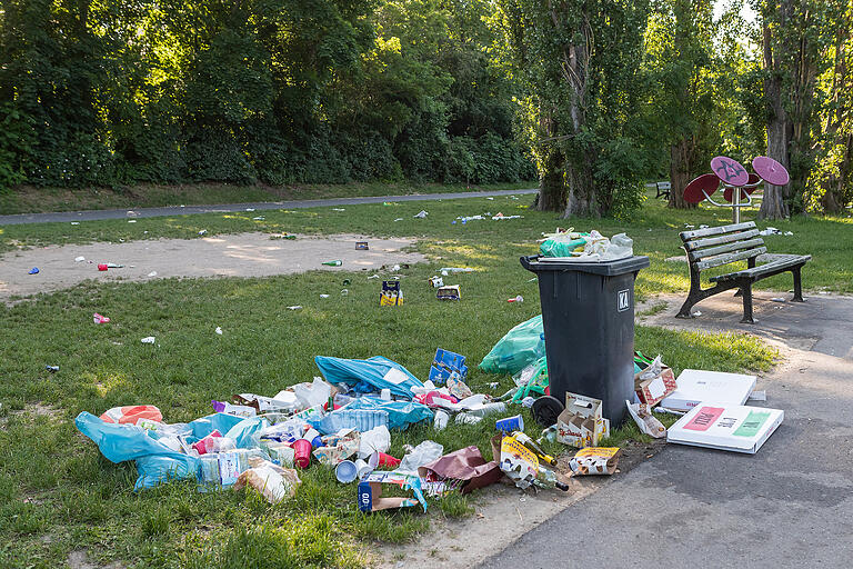 Scherben im Gras und überquellende Mülleimer: Ein gewohntes Bild für Sanderauer Anwohnerinnen und Anwohner in den Sommermonaten.