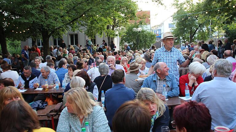 Das Gerolzhöfer Weinfest findet auf dem historischen Marktplatz und in verschiedenen 'Genießerzonen' der Altstadt statt. Das Foto ist 2019 entstanden. Das Gerolzhöfer Weinfest findet auf dem historischen Marktplatz und in verschiedenen 'Genießerzonen' der Altstadt statt. Das Foto ist 2019 entstanden.