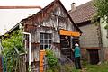 Verborgen zwischen Häusern und deutlich in die Jahre gekommen: Vor der Umsetzung ins Museum war die Schmiede in Waldberg schon seit Ende der 1960er Jahre nicht mehr in Betrieb und verfiel zusehends.