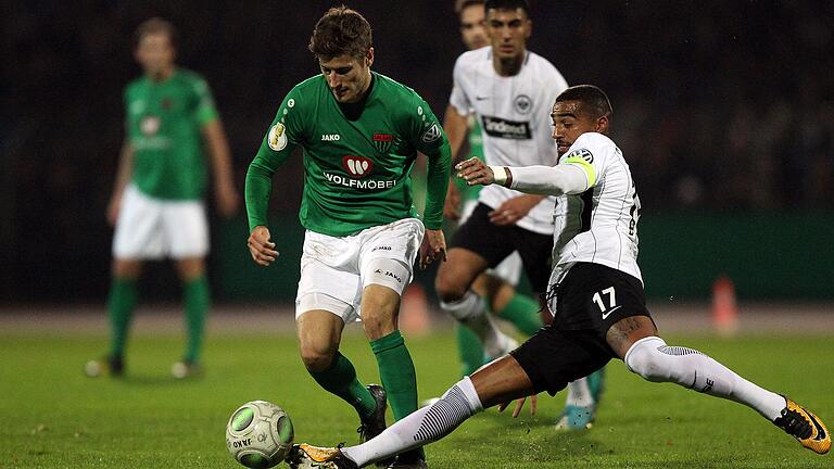 Steffen Krautschneider (links) im Duell mit Kevin-Prince Boateng (rechts). Das Spiel gegen Eintracht Franfkurt war für den ehemaligen Schweinfurter einer der Höhepunkte seiner Karriere.