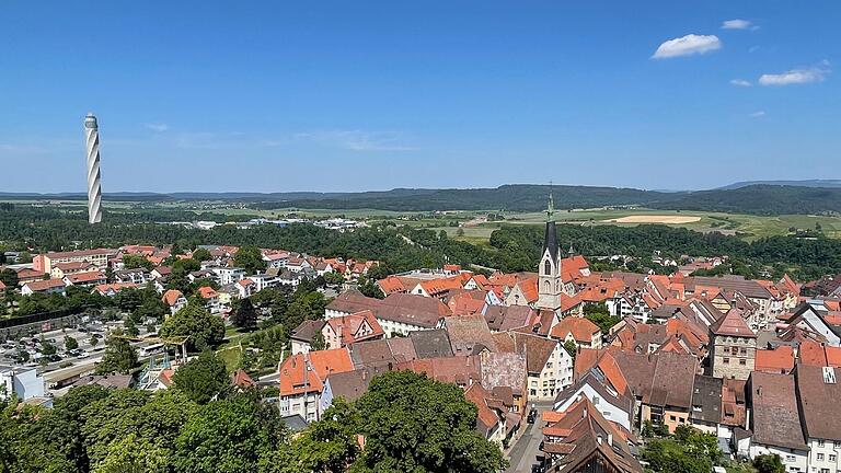 Blick auf Rottweil und Testturm.jpeg       -  Rottweil zählt zu den Städten in Baden-Württemberg, in denen sich die Menschen am meisten leisten können. Dies sind die Top-6: