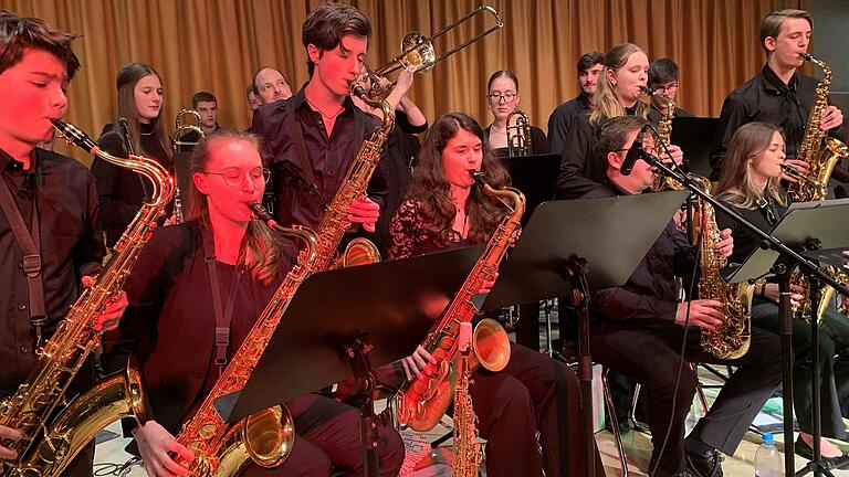 Satte Bläsersounds erfüllten die Aula des Celtis-Gymnasiums beim Gemeinschaftskonzert der Celtis Bigband und der Celtis Old Friends Bigband. Satte Bläsersounds erfüllten die Aula des Celtis-Gymnasiums beim Gemeinschaftskonzert der Celtis Bigband und der Celtis Old Friends Bigband. 