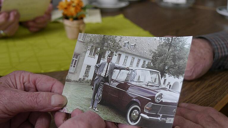 Mit dem Blitz durch Galderschum: Adelbert Schmittfull war der stolze Besitzer eines Opel Rekord.