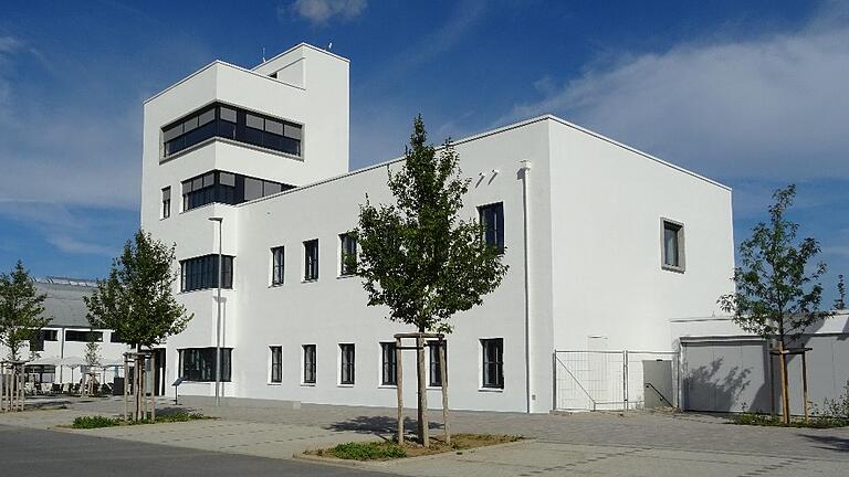 In den renovierten und umgebauten Tower am Hubland, der eine neue Aussichtsplattform erhalten hat, wird die neue Stadtteilbücherei einziehen. Sie kann am Weltgästeführertag am 24. März besichtigt werden.