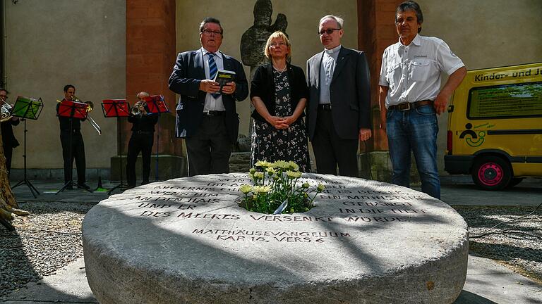 In Würzburg wurde auf dem Kiliansplatz ein 'Mahnender Mühlstein' aufgestellt. Er soll an das Leid von Opfern sexueller Gewalt erinnern. Von links: Bürgermeister Adolf Bauer, evangelische Dekanin Edda Weise, Generalvikar des Bistums Würzburg, Thomas Keßler, und Johannes Heibel, Vorsitzender der Initiative gegen Gewalt und sexuellen Missbrauch an Kindern und Jugendlichen. In Würzburg wurde auf dem Kiliansplatz ein 'Mahnender Mühlstein' aufgestellt. Er soll an das Leid von Opfern sexueller Gewalt erinnern. Von links: Bürgermeister Adolf Bauer, evangelische Dekanin Edda Weise, Generalvikar des Bistums Würzburg, Thomas Keßler, und Johannes Heibel, Vorsitzender der Initiative gegen Gewalt und sexuellen Missbrauch an Kindern und Jugendlichen.