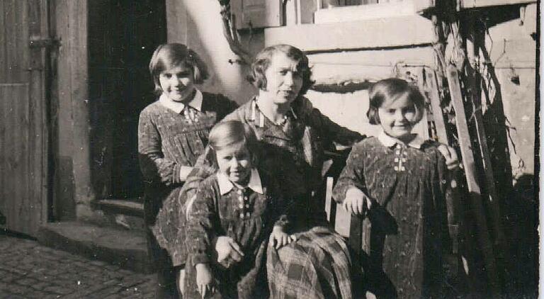 Frieda Fleischmann und ihre Töchter, aufgenommen um 1932. Frieda Fleischmann und ihre Töchter, aufgenommen um 1932.