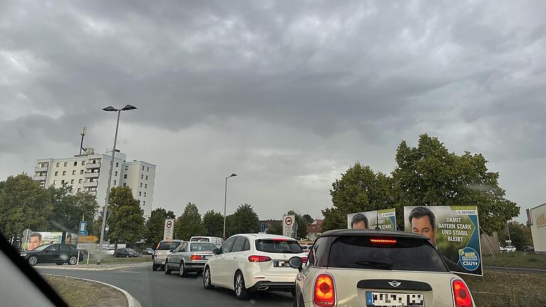 B-8-Kreisverkehr in Kitzingen am Bäckerei-Drive-In: Um 8 Uhr reiht sich Auto an Auto – beobachtet vom doppelten Markus Söder.&nbsp;