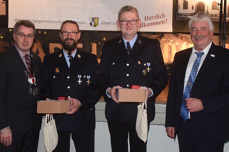 Wolfgang Lampe (links) und Reinhard Streng (rechts) ehrten Gerhard Zinßer (Zweiter von links) und Karlheinz Düll für ihren 40 Jahre langen aktiven Dienst bei der Feuerwehr.