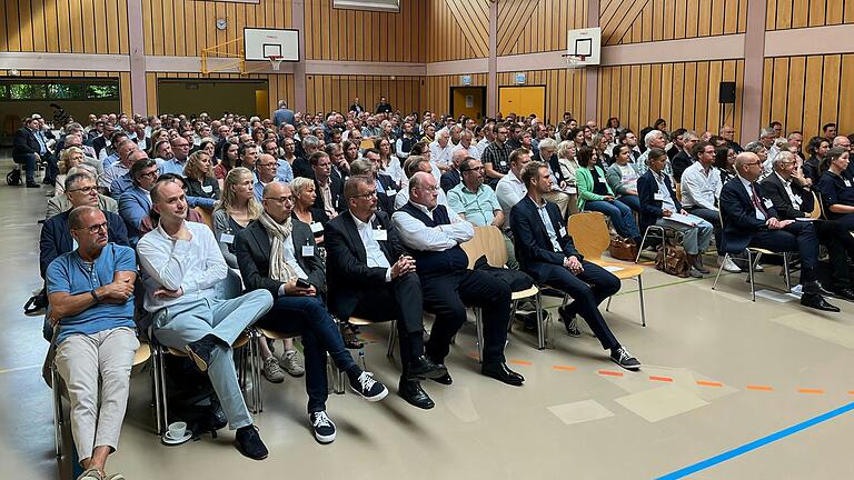 Blick in die Mainschleifenhalle: rund 300 Teilnehmende waren aus ganz Unterfranken nach Volkach zur Jahrestagung der Städtebauförderung der Regierung von Unterfranken gekommen. Blick in die Mainschleifenhalle: rund 300 Teilnehmende waren aus ganz Unterfranken nach Volkach zur Jahrestagung der Städtebauförderung der Regierung von Unterfranken gekommen.