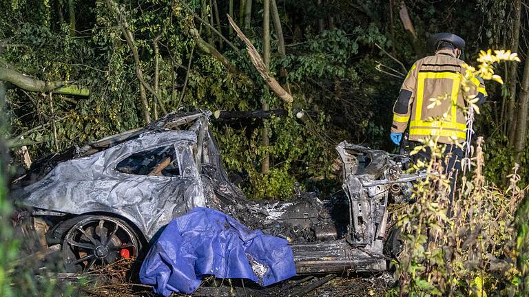 Zwei Menschen vermutlich bei Autorennen auf A44 verbrannt       -  Zwei Menschen verbrannten vermutlich nach einem Wettrennen im Auto.