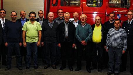 Erfahrene Feuerwehrmänner: Seit Jahrzehnten sind diese Geehrten in der Karlstadter Feuerwehr aktiv und auch Mitglied im Feuerwehrverein. Von links: Alexander Hofmann, Johannes Nuß, Bürgermeister Paul Kruck, Michael Arndt, Stephan Brust, Walter Reuter, Erwin Scheiner, Peter Trautmann, Bernhard Büttner, Josef Wilhelm, Karl-Heinz Wittmann, Bernhard Biener, Jochen Trimbach, Kommandant Jürgen Brust.