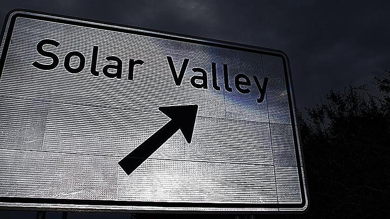 Dunkle Wolken: Schild &bdquo;Solar Valley&ldquo; an der Autobahn bei Bitterfeld-Wolfen in Sachsen-Anhalt. DPA