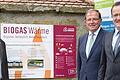 Ein Schild, überreicht vom Fachverband Biogas und seinem Regionalreferenten Markus Bäuml (links), weist am Eingang zu den Bezirkseinrichtungen Schloss Werneck auf die regenerative Energieverwendung hin. Ausgezeichnet wurde damit das Kooperationsprojekt von Bezirk, vertreten durch Bezirkstagspräsident Erwin Dotzel (Mitte), und der Bioenergie Ettleben, vertreten durch Geschäftsführer Ulrich Beck (rechts).