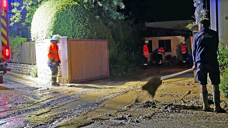 Ein Gewitterregen mit Hagelschlag ist am Donnerstagabend über Hausen bei Würzburg niedergegangen. Das löste eine Schlammlawine nach Hausen aus. Die Helfer hatten anschließend alle Hände voll zu tun.