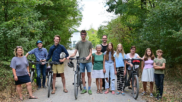 Auf Tour im Wald: Der grüne Bundestagsabgeordnete Leon Eckert (Dritter&nbsp; von links) machte sich ein Bild vom schlechten Zustand des viel befahrenen Radweges von Höchberg nach Waldbüttelbrunn. Mit dabei die Kreisräte Jessica Hecht (links), Sebastian Hansen (Vierter von links) und Sven Winzenhörlein (Sechster von links) sowie die Waldbüttelbrunner Vorstände von Bündnis 90/Die Grünen Ralf Zeier (Zweiter von links) und Kreisrätin Rita Heeg (Fünfte von links) mit Anhang.