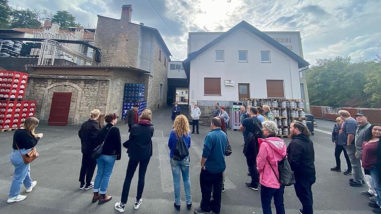 25 Besucherinnen und Besucher erhielten Eindrücke vom Innenleben der Brauerei in Ochsenfurt.