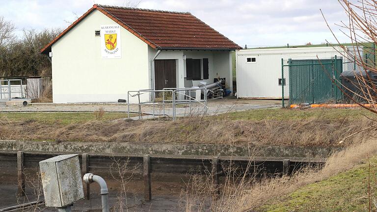 Heißes Eisen Kläranlage: Eine Gruppe an Bürgerinnen und Bürgern in Abtswind möchte lieber die eigene Abwasseranlage ertüchtigen als im Nachbarort Wiesentheid anzuschließen. Heißes Eisen Kläranlage: Eine Gruppe an Bürgerinnen und Bürgern in Abtswind möchte lieber die eigene Abwasseranlage ertüchtigen als im Nachbarort Wiesentheid anzuschließen.