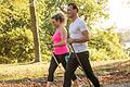 Nordic Walking ist eine rückenschonende Alternative zum Joggen. Foto: Christin Klose/dpa-tmn       -  Die Körper von Männern und Frauen verlieren unterschiedlich Gewicht. Deshalb unterscheiden sich auch die Abnehm-Tipps zwischen den Geschlechtern.