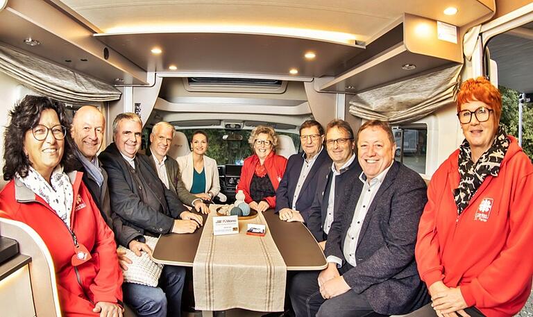 Im Inneren ist genügend Platz. Im Bild (von links) Ulli Feder, Reiner Türk, Clemens Bieber, Steffen Vogel, Judith Gerlach, Angelika Ochs, Josef Demar, Thomas Helbling, Werner Angermüller und Gudrun Rathgeber. Im Inneren ist genügend Platz. Im Bild (von links) Ulli Feder, Reiner Türk, Clemens Bieber, Steffen Vogel, Judith Gerlach, Angelika Ochs, Josef Demar, Thomas Helbling, Werner Angermüller und Gudrun Rathgeber.