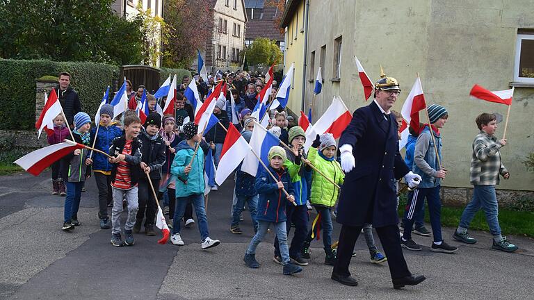 Fast das ganze Dorf war beim Bürgerschützenumzug am frühen Morgen wieder auf den Beinen. Zu den Klängen der 'Holzbachmusikanten' zogen Polizeihauptmann Arnold Rüdenauer und Fähnchen schwenkende Kinder, Landsknechte und Handwerker, Ehrengäste und Bürgermedaillenträger, die Schützen, die Kirchweihjugend und viele Bürgerinnen und Bürger beim Umzug mit.&nbsp;