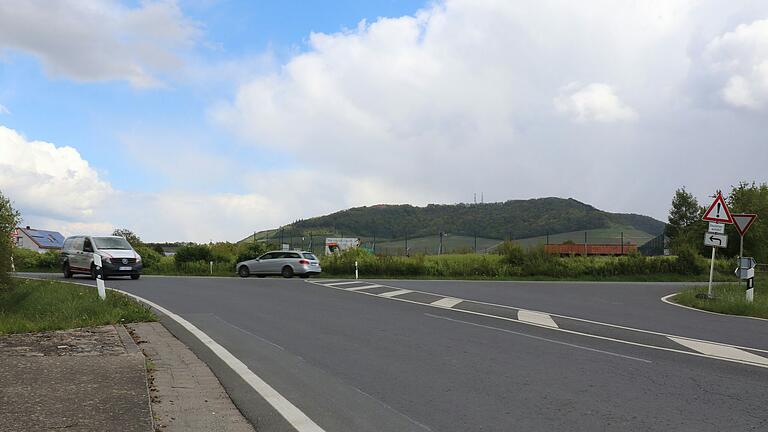 Die Kreuzung in Rödelsee soll durch einen Kreisverkehr ersetzt werden und das Baugebiet Am Schwanberg mit anbinden. Die Kreuzung in Rödelsee soll durch einen Kreisverkehr ersetzt werden und das Baugebiet Am Schwanberg mit anbinden.