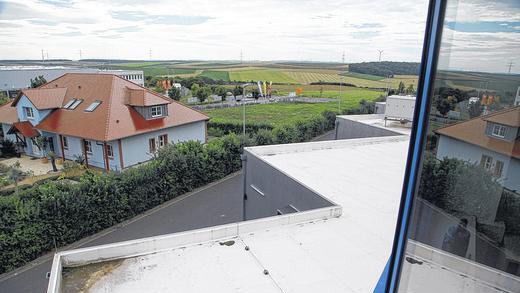 Jede Menge Platz: Hier könnte das neue Industriegelände auf Rottendorfer Gemarkung entstehen. Unsere Fotografin hat vom Mainfrankenpark bei Biebelried in Richtung Rottendorf fotografiert. Jede Menge Platz: Hier könnte das neue Industriegelände auf Rottendorfer Gemarkung entstehen. Unsere Fotografin hat vom Mainfrankenpark bei Biebelried in Richtung Rottendorf fotografiert.