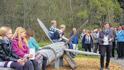 Spielbereiche: Nadja Salzmann, die das Wegekonzept des neuen Frammersbacher Feuchtwiesen-Erlebnispfades entwickelt hat, stellte bei der Eröffnung die Holzfigur &bdquo;Libelle&ldquo; vor.