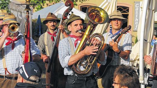 Urig fränkisch: Die Spräublöaser aus der Südwest-Rhön machen Volksmusik Hausmacher Art und animieren ausdrücklich zum Mitmachen.