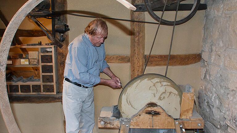 Otmar Düring zeigte am großen Schleifstein, wie man früher die Messer schärfte.